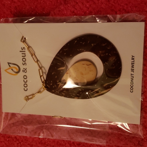 Raindrop coconut shell pendant necklace - Picture 2 of 4